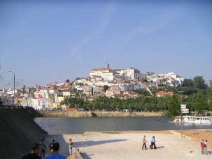 Blick über den Rio Mondega auf Coimbra