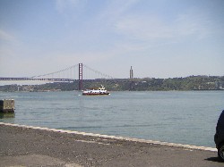 Brücke 'Ponte 25 de Abril' mit Monumento Christo Rei (rechts)