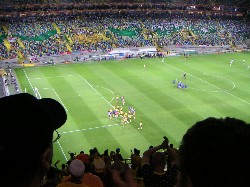 Die Schweden (Team + Fans) feiern den 5:0 Sieg.